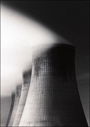 Ratcliffe Power Station, Study 51, Nottinghamshire, England. 1987 (Copyright Michael Kenna) 1984년부터 계속된 그의 '발전소' 작업은 그가 얼마나 오래 그리고 깊이 사물을 응시하는지 보여준다. 